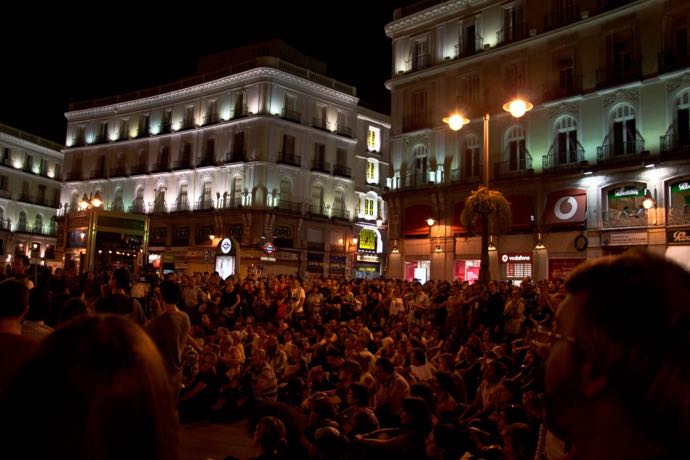 Il y a du monde dans les rues madrilènes, de nuit...