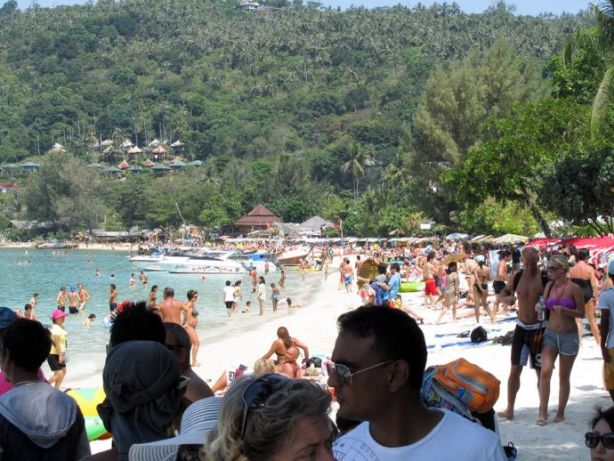 La plage de May Bay, victime du sex apeal de Leo et Guillaume