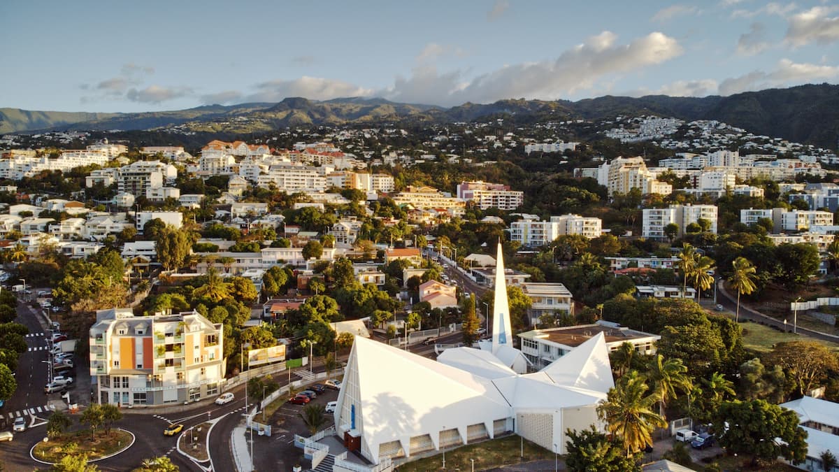 vue aérienne de la ville de Saint-Denis sur l'île de la Réunion