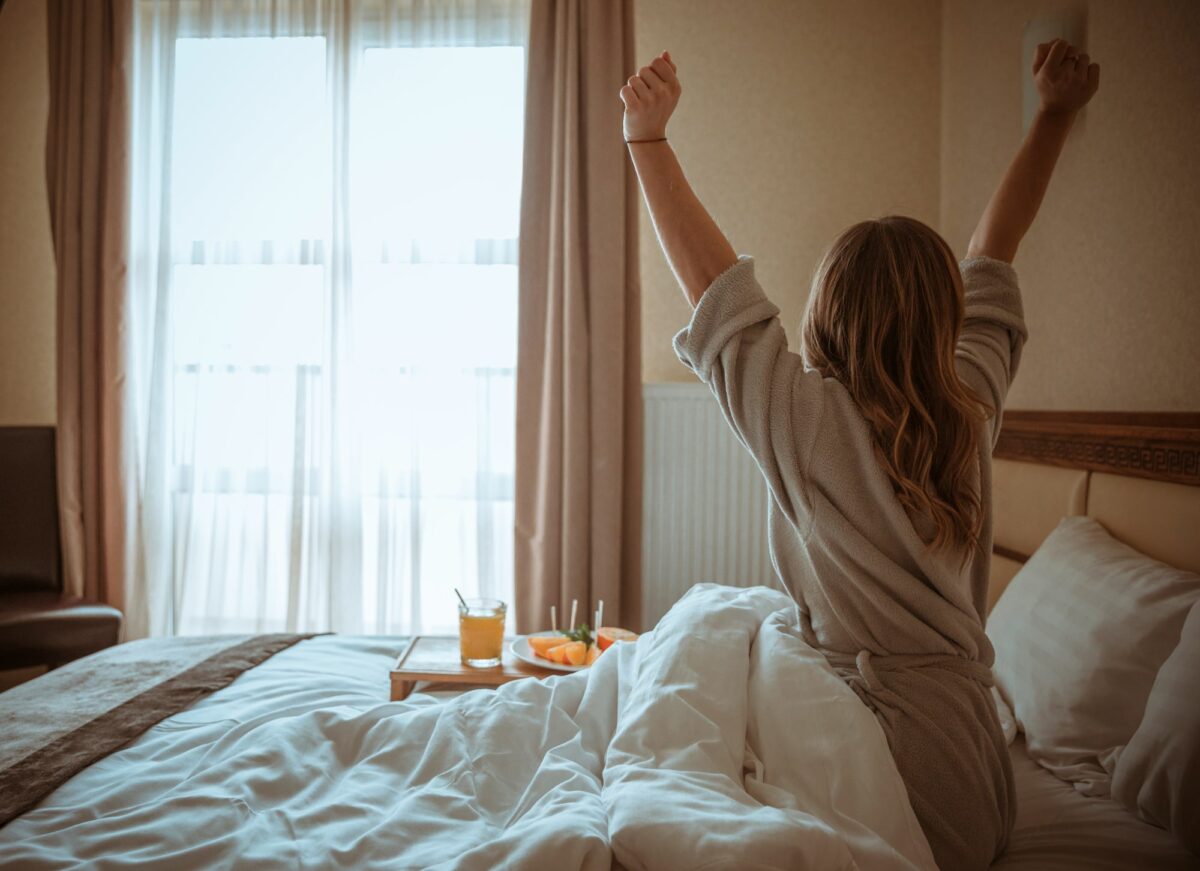 femme prenant son déjeuner au lit