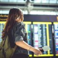 jeune femme à l'aéroport
