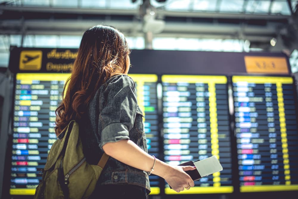 jeune femme à l'aéroport