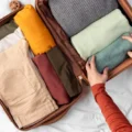 valise ouverte avec vêtements d'hiver