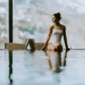 femme dans un spa de luxe en hiver