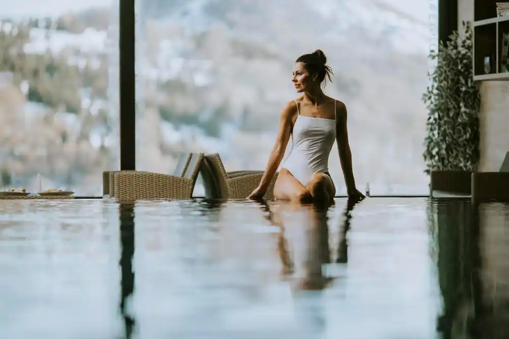 femme dans un spa de luxe en hiver