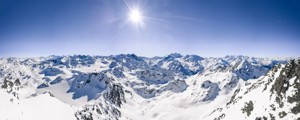 panoramique des alpes sous le soleil