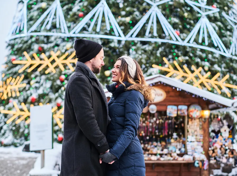 couple se tenant les mains sur un marché de Noël en Allemagne