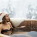 femme se relaxant dans un bain chaud extérieur sous la neige