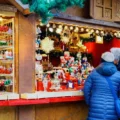 couple sur un stand d'un marché de Noël