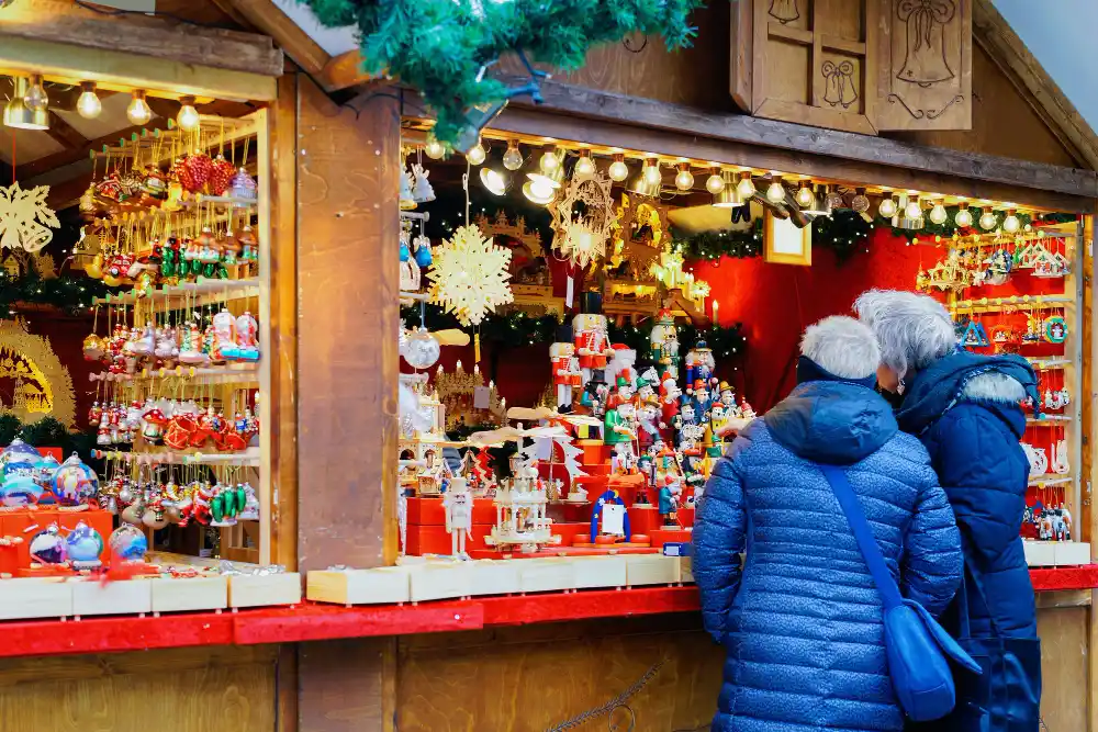 couple sur un stand d'un marché de Noël