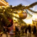 vue d'un marché de Noël avec effet bokeh