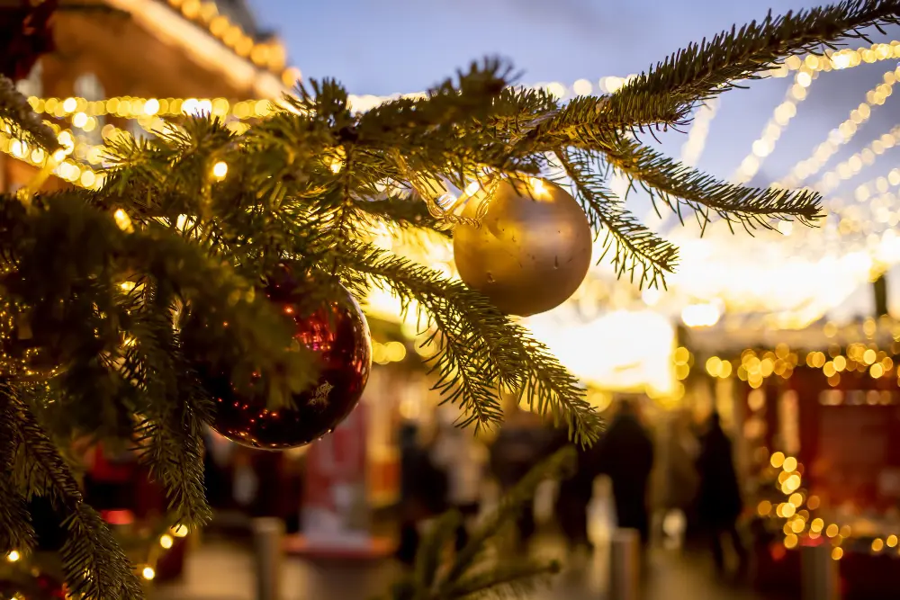 vue d'un marché de Noël avec effet bokeh