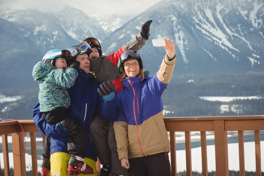 famille faisant un selfie au ski