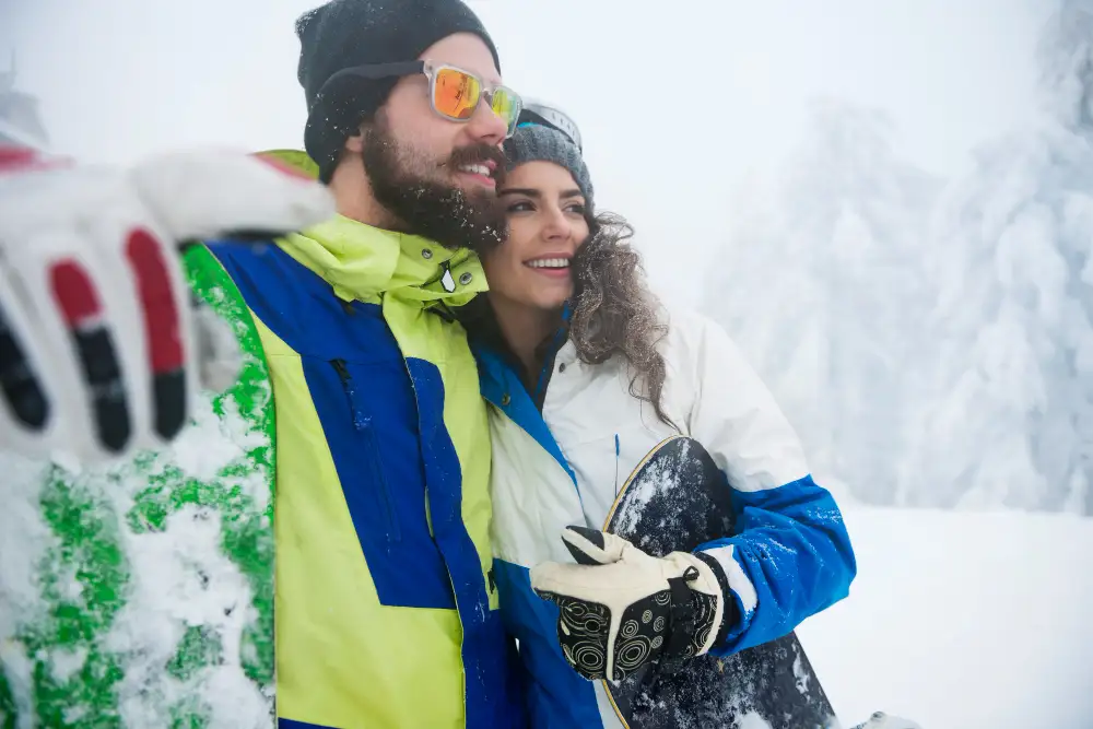 couple posant ensemble au ski