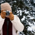 photographe prenant des photos dans un paysage enneigé