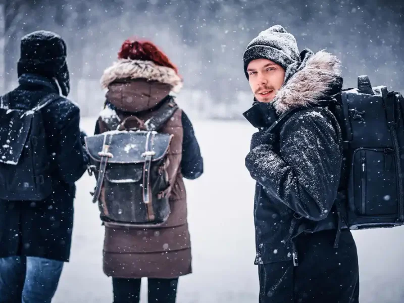 Groupe en voyage sous la neige