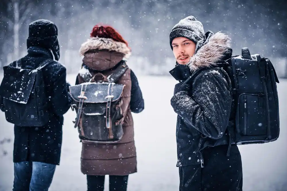 Groupe en voyage sous la neige