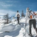 3 femmes faisant des raquettes en montagne