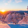 paysage enneigé au coucher du soleil en Norvège