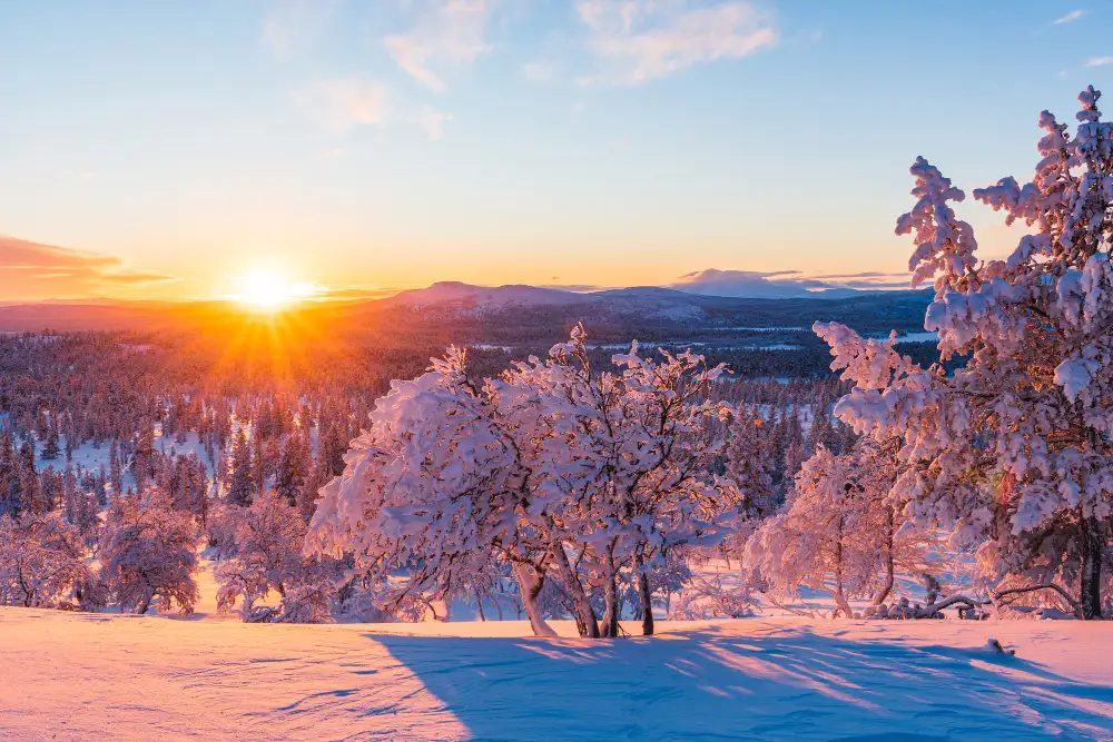 paysage enneigé au coucher du soleil en Norvège